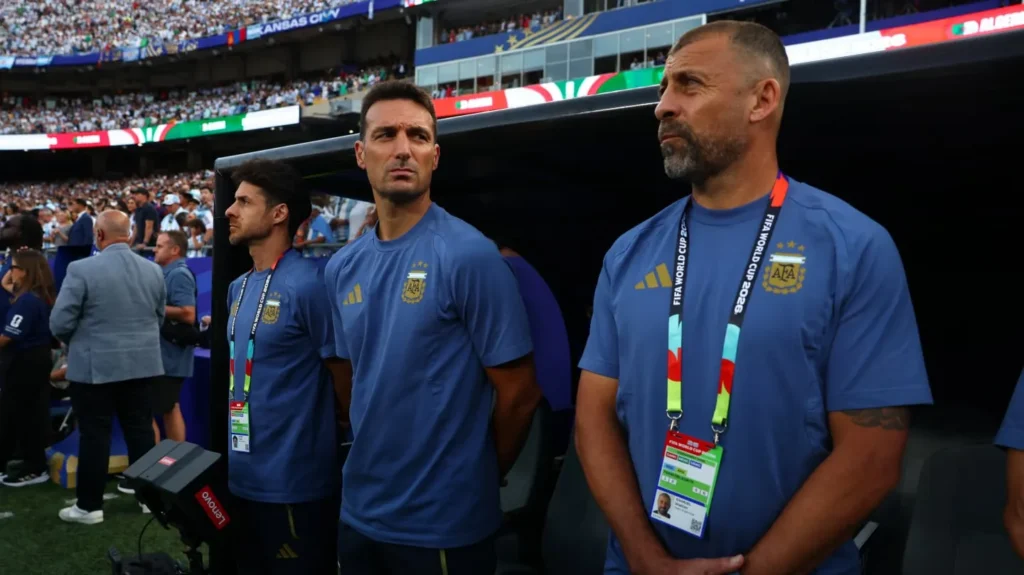Walter Samuel, con indumentaria de la Selección Argentina, junto a otros integrantes del cuerpo técnico.