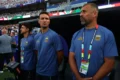Walter Samuel, con indumentaria de la Selección Argentina, junto a otros integrantes del cuerpo técnico.