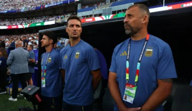 Walter Samuel, con indumentaria de la Selección Argentina, junto a otros integrantes del cuerpo técnico.