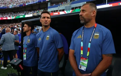 Walter Samuel, con indumentaria de la Selección Argentina, junto a otros integrantes del cuerpo técnico.