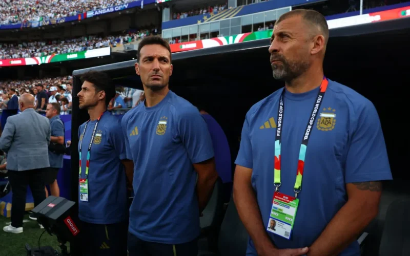 Walter Samuel, con indumentaria de la Selección Argentina, junto a otros integrantes del cuerpo técnico.