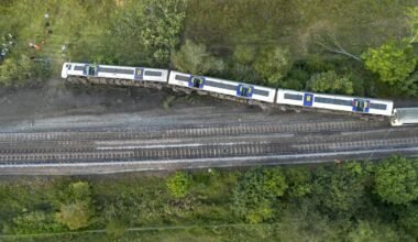 Vista aérea del tren TER descarrilado cerca de Cléon, en Normandía, Francia.