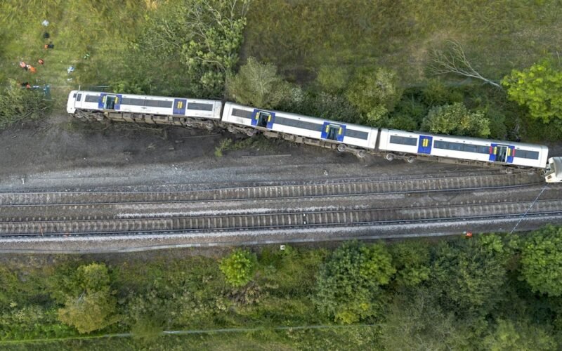 Vista aérea del tren TER descarrilado cerca de Cléon, en Normandía, Francia.