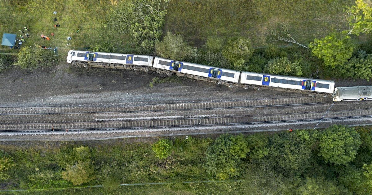 Vista aérea del tren TER descarrilado cerca de Cléon, en Normandía, Francia.