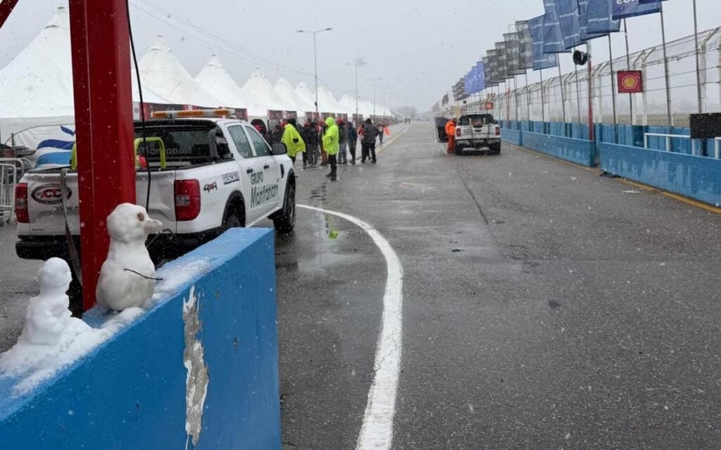 El autódromo Rosendo Hernández durante la nevada que suspendió la actividad del Turismo Carretera en San Luis.
