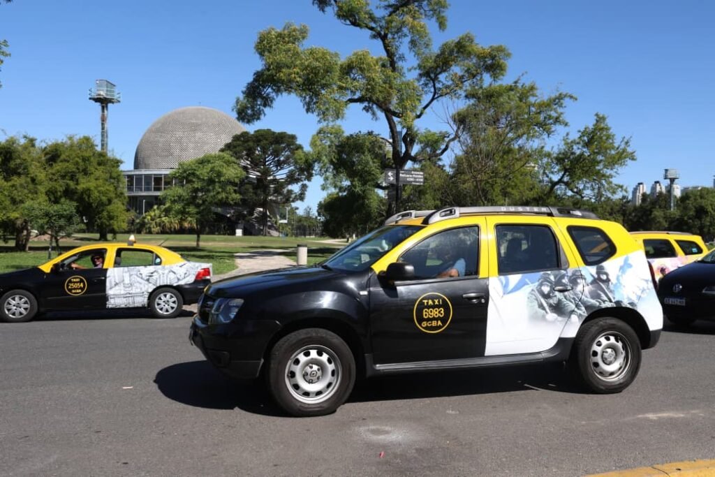 Imagen de archivo de taxis circulando en Buenos Aires, utilizada como referencia visual para la noticia sobre créditos para taxis y remises.