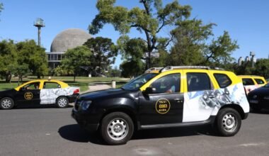Imagen de archivo de taxis circulando en Buenos Aires, utilizada como referencia visual para la noticia sobre créditos para taxis y remises.
