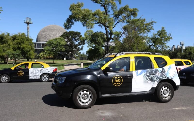 Imagen de archivo de taxis circulando en Buenos Aires, utilizada como referencia visual para la noticia sobre créditos para taxis y remises.