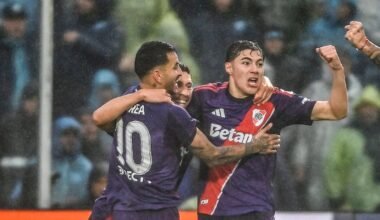 Jugadores de River festejan un gol bajo la lluvia durante el partido ante Atlético Tucumán.