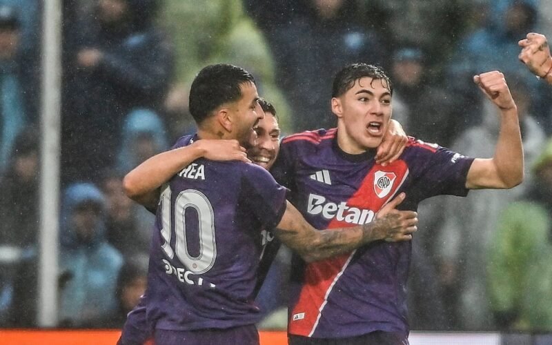 Jugadores de River festejan un gol bajo la lluvia durante el partido ante Atlético Tucumán.