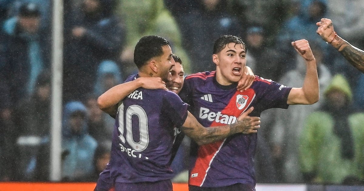 Jugadores de River festejan un gol bajo la lluvia durante el partido ante Atlético Tucumán.