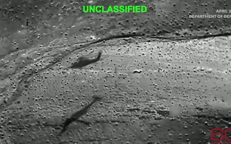 Imagen de archivo de video desclasificado que muestra el terreno durante la operación de recuperación de un militar estadounidense en Irán.
