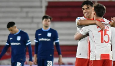 Jugadores de Huracán festejan durante el triunfo 2-1 ante Racing por el Torneo Clausura.