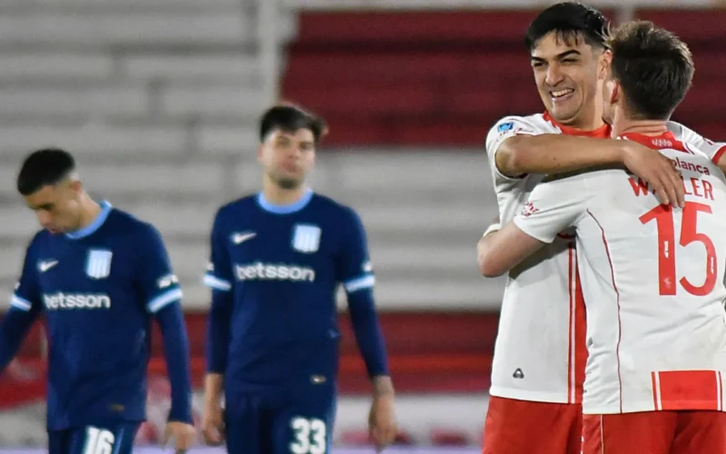 Jugadores de Huracán festejan durante el triunfo 2-1 ante Racing por el Torneo Clausura.