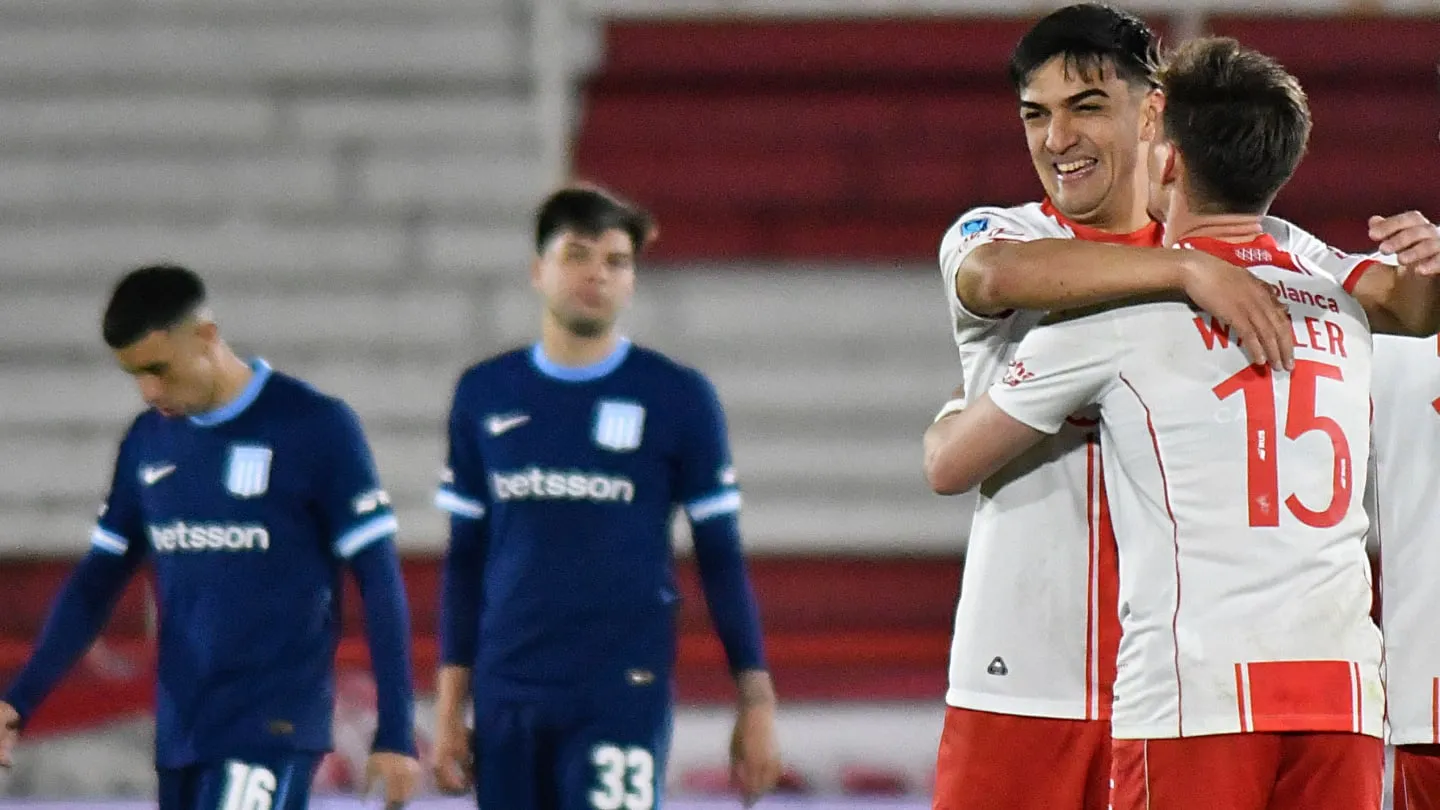Jugadores de Huracán festejan durante el triunfo 2-1 ante Racing por el Torneo Clausura.