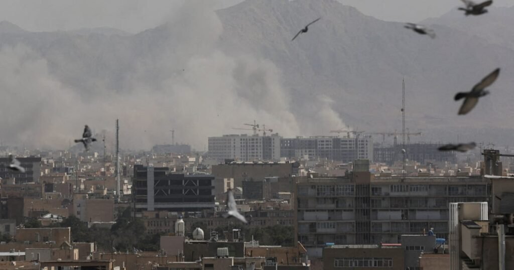 Humo sobre una zona urbana durante los ataques del conflicto entre Estados Unidos, Israel e Irán.