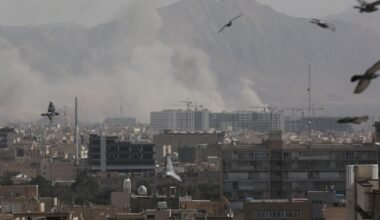 Humo sobre una zona urbana durante los ataques del conflicto entre Estados Unidos, Israel e Irán.