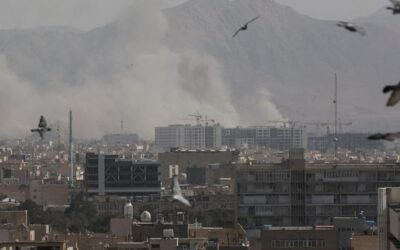Humo sobre una zona urbana durante los ataques del conflicto entre Estados Unidos, Israel e Irán.