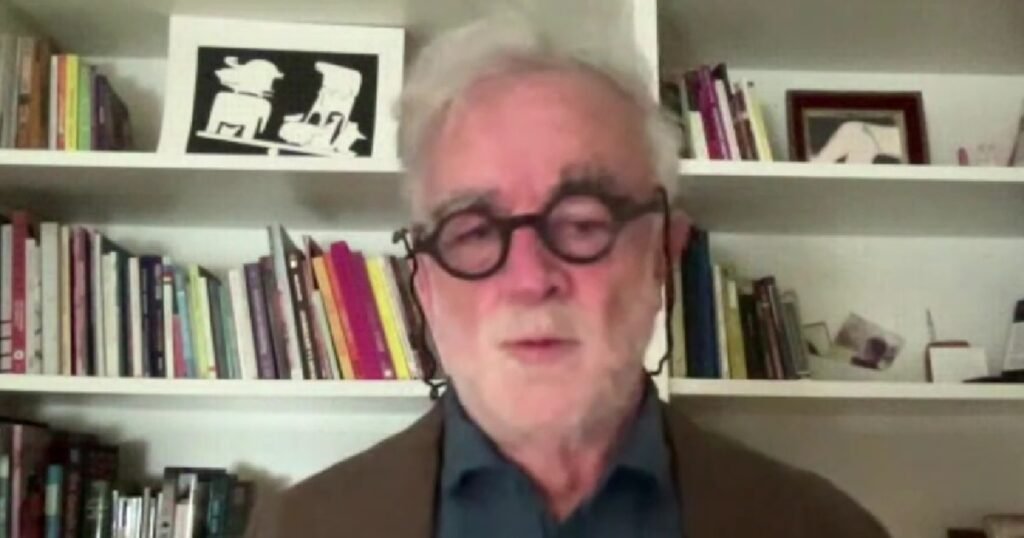 Luis Moreno Ocampo durante una entrevista, frente a una biblioteca.