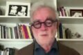Luis Moreno Ocampo durante una entrevista, frente a una biblioteca.