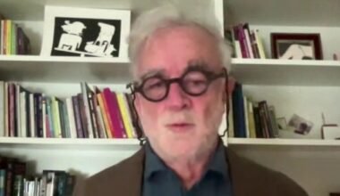 Luis Moreno Ocampo durante una entrevista, frente a una biblioteca.