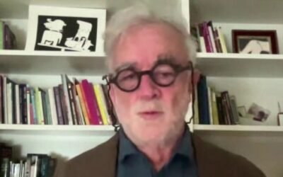 Luis Moreno Ocampo durante una entrevista, frente a una biblioteca.
