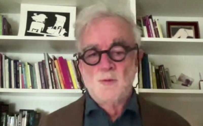Luis Moreno Ocampo durante una entrevista, frente a una biblioteca.