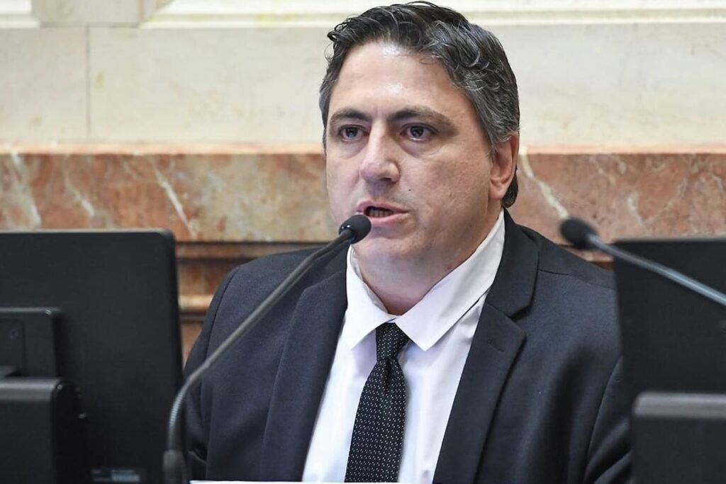 Francisco Paoltroni durante una sesión del Senado; imagen de archivo contextual.