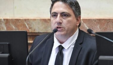 Francisco Paoltroni durante una sesión del Senado; imagen de archivo contextual.