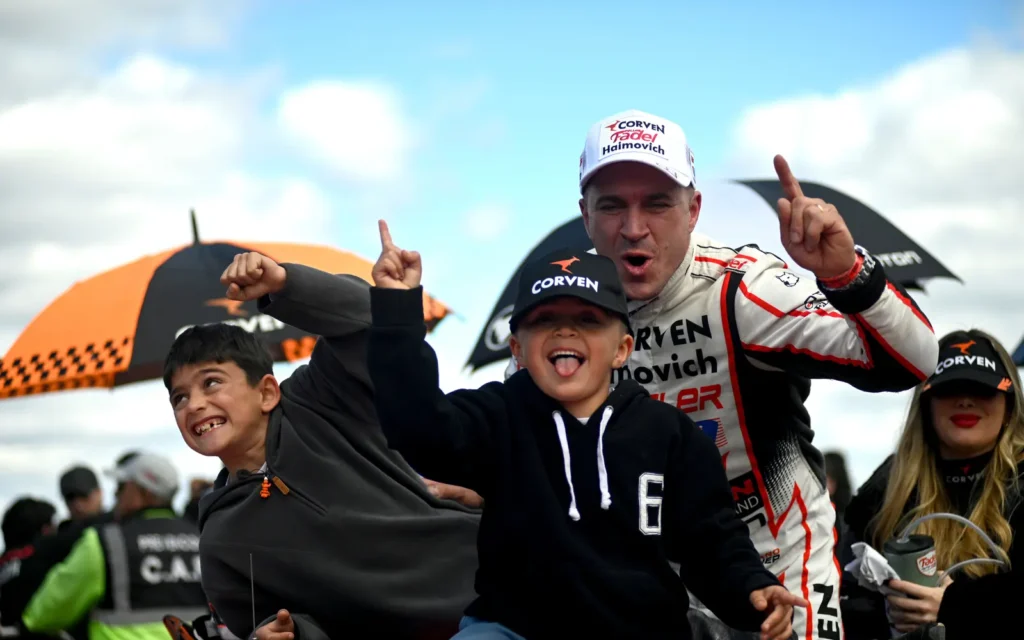 Mariano Werner celebra su victoria en San Luis junto a dos niños.
