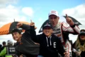 Mariano Werner celebra su victoria en San Luis junto a dos niños.
