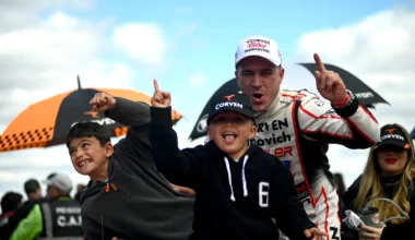 Mariano Werner celebra su victoria en San Luis junto a dos niños.