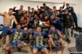 Jugadores y cuerpo técnico de Juventud Unida Universitario celebran en el vestuario tras vencer a Sol de Mayo.
