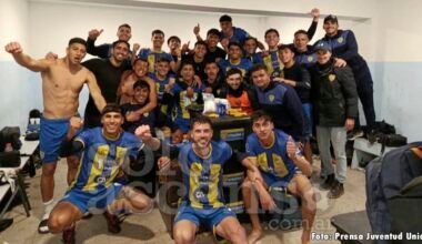 Jugadores y cuerpo técnico de Juventud Unida Universitario celebran en el vestuario tras vencer a Sol de Mayo.