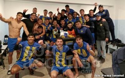 Jugadores y cuerpo técnico de Juventud Unida Universitario celebran en el vestuario tras vencer a Sol de Mayo.