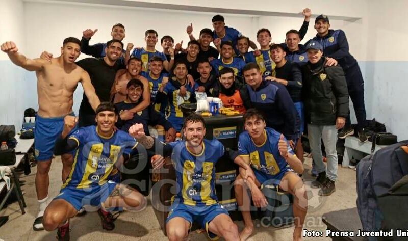 Jugadores y cuerpo técnico de Juventud Unida Universitario celebran en el vestuario tras vencer a Sol de Mayo.
