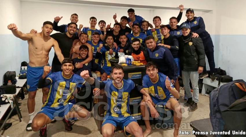 Jugadores y cuerpo técnico de Juventud Unida Universitario celebran en el vestuario tras vencer a Sol de Mayo.