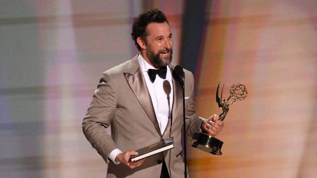 Noah Wyle sostiene dos premios Emmy durante la ceremonia de 2026.