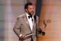 Noah Wyle sostiene dos premios Emmy durante la ceremonia de 2026.