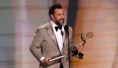Noah Wyle sostiene dos premios Emmy durante la ceremonia de 2026.