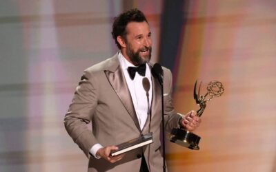 Noah Wyle sostiene dos premios Emmy durante la ceremonia de 2026.