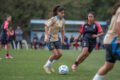 Futbolistas de la Selección Argentina femenina Sub 15 entrenan durante una práctica.