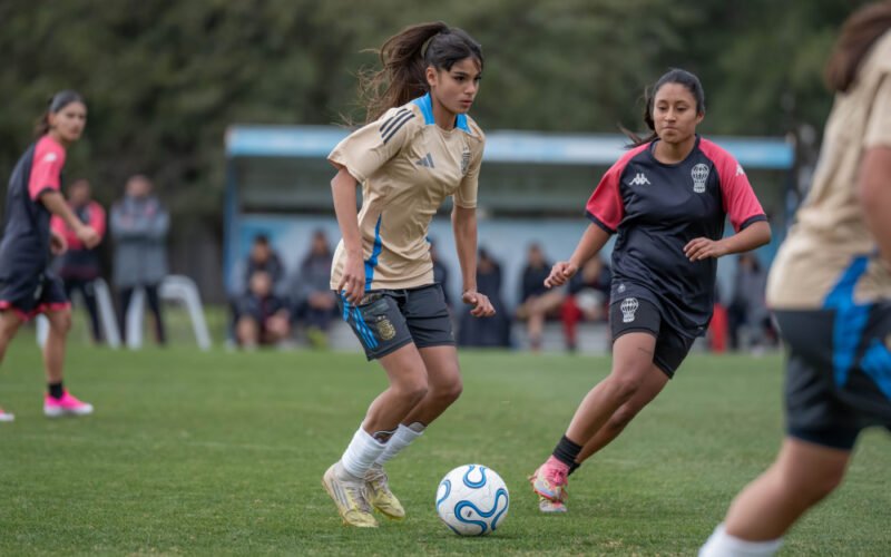 Futbolistas de la Selección Argentina femenina Sub 15 entrenan durante una práctica.