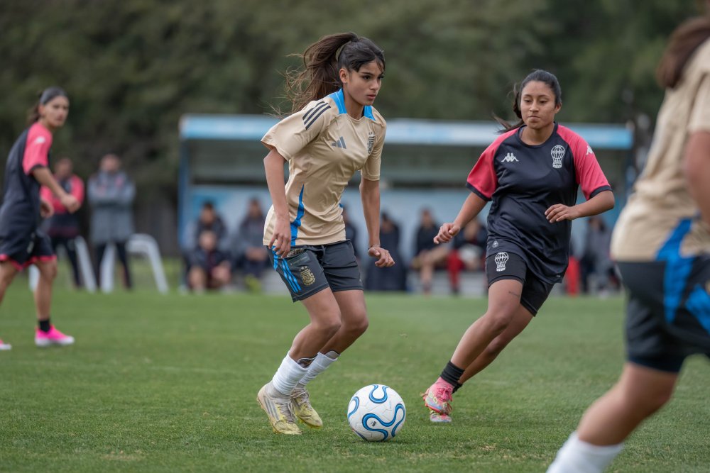 Futbolistas de la Selección Argentina femenina Sub 15 entrenan durante una práctica.