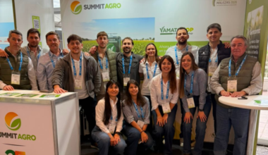 Equipo de Summit Agro junto a su stand en el Congreso Argentino de Malezas 2026.