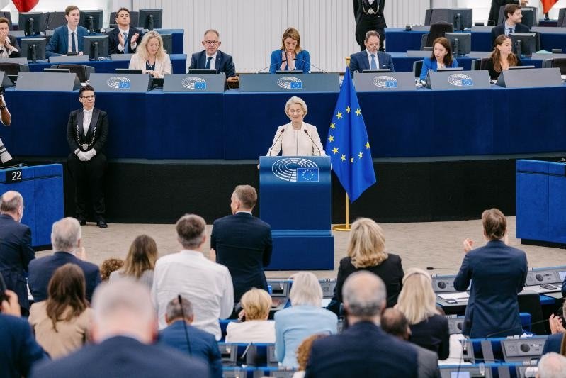 Ursula von der Leyen habla ante el Parlamento Europeo durante su discurso sobre las prioridades y medidas de la Unión Europea.