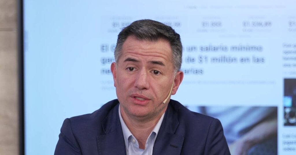 Gabriel Bornoroni habla ante una pantalla durante una exposición.
