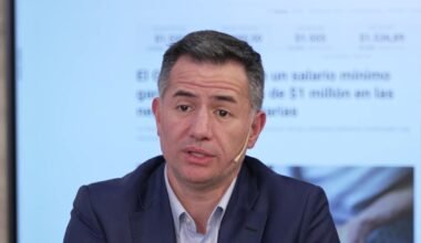 Gabriel Bornoroni habla ante una pantalla durante una exposición.