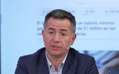 Gabriel Bornoroni habla ante una pantalla durante una exposición.