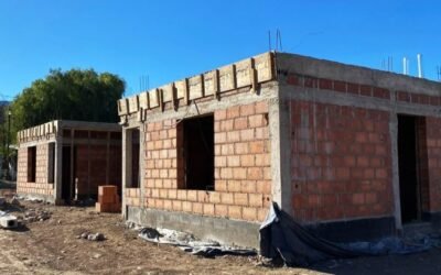 Obra en construcción de viviendas del programa Tenemos Futuro, con paredes de ladrillo y estructuras de hormigón.